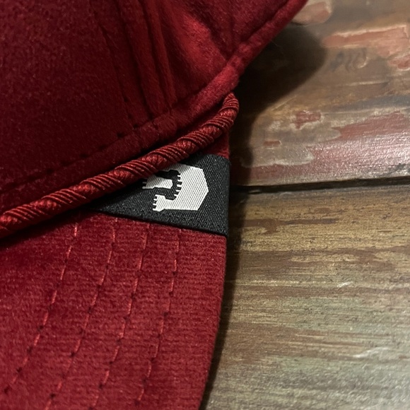 DRAGON - Royalty Goorin Bros Burgundy Cap / limited edition/ velvet NWOT - Picture 3 of 8